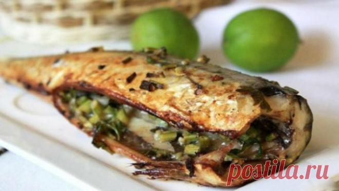 Нежная скумбрия в духовке с запеченными овощами и пикантным ароматом специй 




Ингредиенты:
 
скумбрия — 300 глук крупный — 1 шт.морковь крупная — 1 шт.помидор крупный — 1 шт.лимон — 1/2 шт.соль, специи по вкусу

Приготовление:
Морковь натереть на крупной терке, томат бланш…