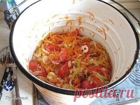 "Халявка". Всю зиму кормит!

Хочу поделиться с вами, мои дорогие, уникальным рецептом! Называется сей продукт- Халявка. Рецепт подарила мне мама моей подруги- сама она была родом из Белоруссии, готовила тАк, что до сих пор помним, а ее уже давно нет с нами. Вот уже 20 лет я ежегодно готовлю только эту заготовку. Бывает, пробую новые рецепты, но халявка всегда! Это 1 порция на 3 килограмма помидоров.

Сам рецепт:

3 кг помидоров

1 кг моркови

1 кг лука

1 кг болгарского пе...