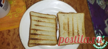 Закрытый бутерброд-пицца. 1) Смешиваем майонез и кетчуп для получения соуса в пропорции 50/50;
 2) Нанести соус на два ломтика тоста;
 3) Мелко покрошить и выложить на тост ветчину;
 4) Натереть на крупной терке и выложить на тост сыр;
 5) Закрыть сверху еще двумя ломтиками тоста.
 
 Я жарил бутерброд-пиццу на электрическая бутерброднице четыре минуты, но можно и на сковороде по 3 минуты с каждой стороны, чтобы начинка схватилась.
 
 Приятного аппетита.