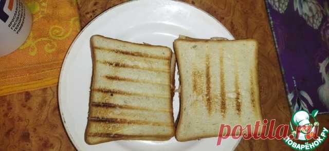 Закрытый бутерброд-пицца. 1) Смешиваем майонез и кетчуп для получения соуса в пропорции 50/50;
 2) Нанести соус на два ломтика тоста;
 3) Мелко покрошить и выложить на тост ветчину;
 4) Натереть на крупной терке и выложить на тост сыр;
 5) Закрыть сверху еще двумя ломтиками тоста.
 
 Я жарил бутерброд-пиццу на электрическая бутерброднице четыре минуты, но можно и на сковороде по 3 минуты с каждой стороны, чтобы начинка схватилась.
 
 Приятного аппетита.