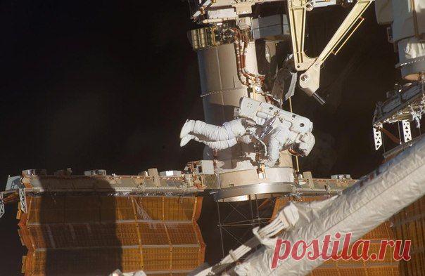 СЕМЬ ЗАБАВНЫХ ФАКТОВ О ТОМ, КАК КОСМОНАВТЫ ВЫХОДЯТ В ОТКРЫТЫЙ КОСМОС / Интересный космос