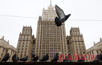 МИД России пообещал провести демарш в отношении США из-за невыданных журналистам виз. Уровень демарша пока не определен, отметил замглавы ведомства Сергей Рябков