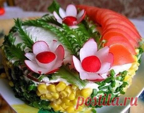 Украшаем салаты.