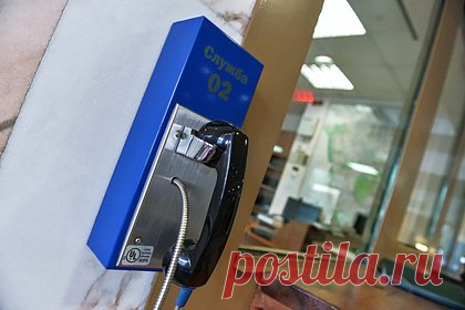 Кондуктор избил в автобусе занявшую свободное место россиянку. В Екатеринбурге кондуктор автобуса накинулся с кулаками на пассажирку, занявшую свободное место. Вечером 16 июня женщина возвращалась с работы домой и зашла в автобус №80. Она в переполненном салоне заняла пустовавшее сиденье в передней части салона рядом с местом кондуктора. Но тому не понравилось это и он схватил ее.