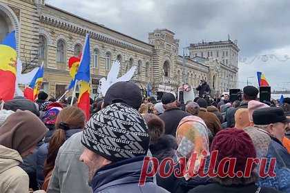 В Молдавии протестные акции переросли в столкновения с полицией. В Кишиневе полицейский кордон заблокировал движение колонны сторонников оппозиции, вышедших на протестную акцию против роста цен и тарифов. В молдавской полиции заявили, что протестующие стали предпринимать попытки насильственного прорыва кордона, вступая в столкновения с правоохранителями.