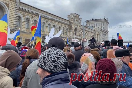 В Молдавии протестные акции переросли в столкновения с полицией. В Кишиневе полицейский кордон заблокировал движение колонны сторонников оппозиции, вышедших на протестную акцию против роста цен и тарифов. В молдавской полиции заявили, что протестующие стали предпринимать попытки насильственного прорыва кордона, вступая в столкновения с правоохранителями.