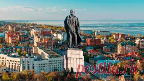 👪 + 🚍 = ⛱ ЧТО ЗА ГОРОД УЛЬЯНОВСК - ПОЧЕМУ ОБЯЗАТЕЛЬНО НУЖНО ПОСЕТИТЬ 💛💚💙

На вопрос «А где это?» местные ответят, что Ульяновск находится в Поволжье, рядом с Казанью и Самарой.

Кто-то вспомнит, что здесь делают уазики. Старшее поколение добавит, что это родина Ленина. А местные власти называют Ульяновск культурной столицей Поволжья и авиационной столицей России и зачем-то периодически пытаются переименовать его в Симбирск.

Я вырос в Ульяновске, а теперь каждый год сюда приезжаю.