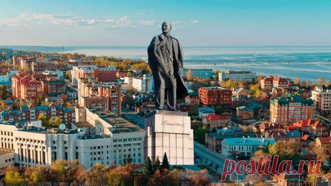 👪 + 🚍 = ⛱ ЧТО ЗА ГОРОД УЛЬЯНОВСК - ПОЧЕМУ ОБЯЗАТЕЛЬНО НУЖНО ПОСЕТИТЬ 💛💚💙

На вопрос «А где это?» местные ответят, что Ульяновск находится в Поволжье, рядом с Казанью и Самарой.

Кто-то вспомнит, что здесь делают уазики. Старшее поколение добавит, что это родина Ленина. А местные власти называют Ульяновск культурной столицей Поволжья и авиационной столицей России и зачем-то периодически пытаются переименовать его в Симбирск.

Я вырос в Ульяновске, а теперь каждый год сюда приезжаю.