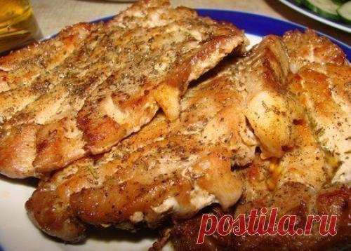 Мы готовим мясо на скорую руку. Ингредиенты: - Свинина - сколько душенька пожелает;. - Соль;. - Чёрный перец;. - Розмарин. Всё остальное (помидоры, зелень, оливки и т. д. ) по аппетиту и вкусу. К мясу очень и очень желательны какие-...