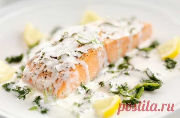 Ароматный и нежный лосось запеченный под соусом из трав Ингредиенты:: Филе лосося — 800 г Лимон — ½ шт Желтки — 3 шт Натуральный йогурт — 300 мл Горчица дижонская — 2 ч. л Базилик — 10...
