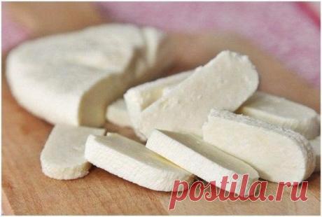 ДОМАШНИЙ СЫР 
По совету диетолога Габриэллы Рейн-фон-Фигнер.

ИНГРЕДИЕНТЫ:
● 2 л молока
● 2 ст. л. соли
● 6 яиц
● 400 г сметаны
● 200 г кефира

ПРИГОТОВЛЕНИЕ:
Пока закипает молоко с солью, взбиваете яйца со сметаной. Тонко вводите яично-сметанную смесь, помешивая, добавляете кефир и доводите до кипения (не кипятить). После всех манипуляций молоко должно свернуться. Выкладываете массу на мелкое-мелкое сито (или марлю), даете стечь сыворотке. Творог заворачиваете в марлю, по...