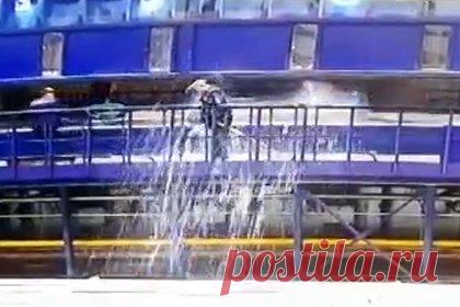 Рабочего облило раскаленным цинком на российском заводе. В Омске рабочего электромеханического завода облило раскаленным цинком, все произошло из-за халатности коллеги. На появившихся кадрах видно, как металлическая конструкция срывается с креплений и летит в чан с жидкостью. Позже выяснилось, что мужчина получил серьезные ожоги.