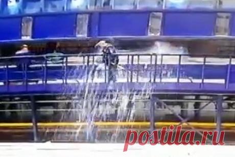 Рабочего облило раскаленным цинком на российском заводе. В Омске рабочего электромеханического завода облило раскаленным цинком, все произошло из-за халатности коллеги. На появившихся кадрах видно, как металлическая конструкция срывается с креплений и летит в чан с жидкостью. Позже выяснилось, что мужчина получил серьезные ожоги.