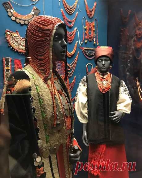 Выставка «Красное-желтое-белое» 
Семь сотен предметов, выполненных из натуральных материалов — коралла, янтаря, жемчуга, перламутра и раковин — смогут увидеть петербуржцы. 

КОРАЛЛ, ЯНТАРЬ, ЖЕМЧУГ, ПЕРЛАМУТР, РАКОВИНЫ В ТРАДИЦИОННОЙ КУЛЬТУРЕ НАРОДОВ ЕВРАЗИИ.

Выставка акцентирует внимание на древних архетипических смыслах цветовой символики красного, желтого и белого. Изучение истории хроматизма, его религиозного осмысления и мирских способов презентации впервые представле...