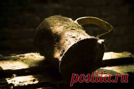 *Ловушка для неприятностей* 
Если вас одолели неприятности и беды, не терпите этого, сделайте ловушку для неприятностей. 
Для этого возьмите старую чашку, из которой давно никто не пил, желательно с отбитой или сколотой ручкой, плотно оберните её фольгой. Сверху проделайте 7 маленьких отверстий. 
В полночь поставьте чашку - ловушку на чистый стол и, держа над ней ладони обеих рук, произнесите: 
" Затянули тучи чёрные синее небо, закрыли облака грозовые тёплое солнце, опустились беды кипучие