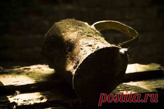 *Ловушка для неприятностей* 
Если вас одолели неприятности и беды, не терпите этого, сделайте ловушку для неприятностей. 
Для этого возьмите старую чашку, из которой давно никто не пил, желательно с отбитой или сколотой ручкой, плотно оберните её фольгой. Сверху проделайте 7 маленьких отверстий. 
В полночь поставьте чашку - ловушку на чистый стол и, держа над ней ладони обеих рук, произнесите: 
