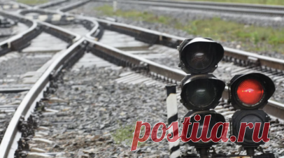 Сильный хлопок произошёл на железнодорожном мосту под Самарой. Сильный хлопок раздался на железнодорожном мосту в районе города Кинеля Самарской области, движение поездов приостановили. Об этом сообщила пресс-служба регионального правительства. Читать далее