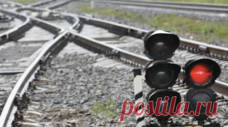 Сильный хлопок произошёл на железнодорожном мосту под Самарой. Сильный хлопок раздался на железнодорожном мосту в районе города Кинеля Самарской области, движение поездов приостановили. Об этом сообщила пресс-служба регионального правительства. Читать далее