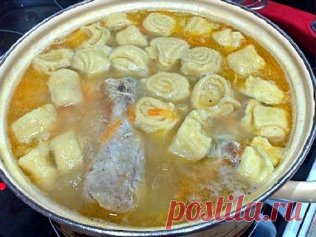 Куриный суп с чесночными галушками - рулетиками.
