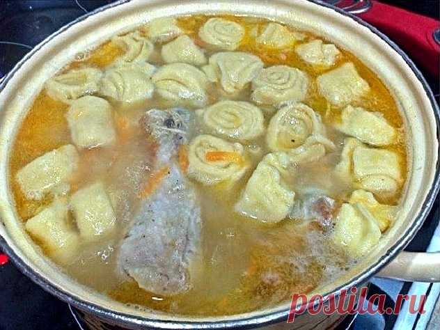 Куриный суп с чесночными галушками - рулетиками.