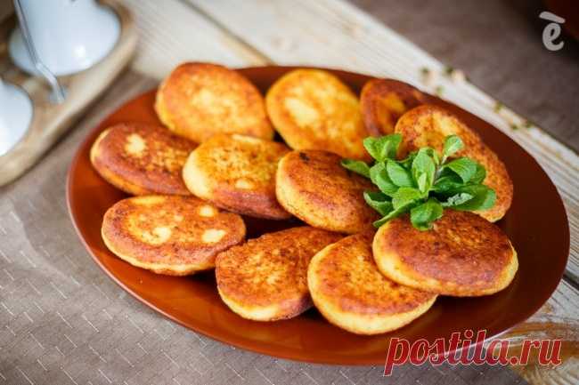 ЧВИШТАРИ ( КУКУРУЗНЫЕ ХЛЕБЦЫ С СЫРОМ)  

ГРУЗИНСКАЯ КУХНЯ.

Вам потребуется:
 
2 стакана кукурузной муки
1 бутылка минеральной воды
по 1/2 ч. л. соли и сахара
300–500 г сулугуни или моцареллы
растительное масло для жарки
 
Приготовление:
…