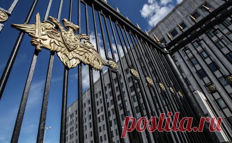 Минобороны сообщило об отражении атаки 17 беспилотников в Крыму. Три дрона уничтожила ПВО, остальные подавили средства радиоэлектронной борьбы. Часть из них упала на территории Крыма. Аксенов сообщил о попадании в склад боеприпасов под Джанкоем, приостановке движения поездов и эвакуации людей