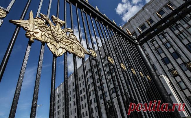 Минобороны сообщило об отражении атаки 17 беспилотников в Крыму. Три дрона уничтожила ПВО, остальные подавили средства радиоэлектронной борьбы. Часть из них упала на территории Крыма. Аксенов сообщил о попадании в склад боеприпасов под Джанкоем, приостановке движения поездов и эвакуации людей