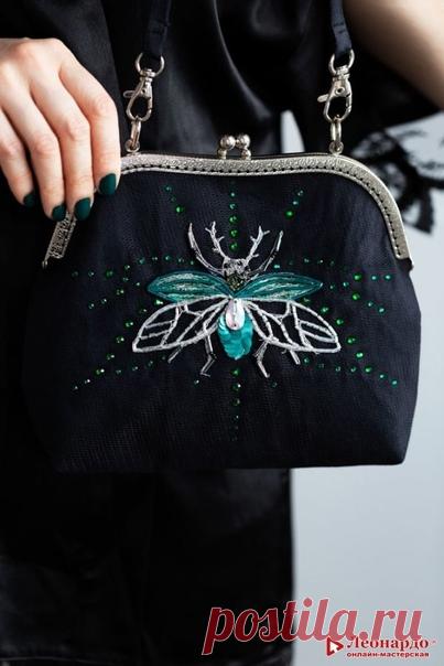 Сумочка с фермуаром 

Особенным шиком в оформлении станет ручная объемная вышивка люневильским крючком. Она будет смотреться дорого и богато, особенно если вы пришьете к сумочке цепочку из бусин, которые будут играть роль декоративной фурнитуры.
Для работы понадобится: 
- хлопковая ткань; 
- лен; 
-- нитки мулине; 
--- игла для вышивания; 
 --- крючок No 1; 
 - люневильский крючок; 
 -- цепочка; 
---- бусины; 
   -- тесьма. 
1. Выкроить из ткани прямоугольник размерами 26х19 см. 
2. Положить т…