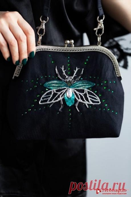 Сумочка с фермуаром 

Особенным шиком в оформлении станет ручная объемная вышивка люневильским крючком. Она будет смотреться дорого и богато, особенно если вы пришьете к сумочке цепочку из бусин, которые будут играть роль декоративной фурнитуры.
Для работы понадобится: 
- хлопковая ткань; 
- лен; 
-- нитки мулине; 
--- игла для вышивания; 
 --- крючок No 1; 
 - люневильский крючок; 
 -- цепочка; 
---- бусины; 
   -- тесьма. 
1. Выкроить из ткани прямоугольник размерами 26х19 см. 
2. Положить т…