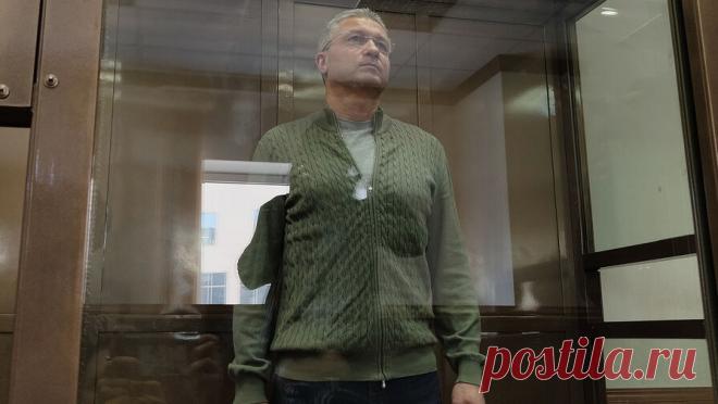 Тимур Иванов попросил суд разъяснить суть иска об изъятии его имущества. Бывший замглавы обороны Тимур Иванов заявил, выступая по видеосвязи в суде, что не понимает сути иска Генпрокуратуры об изъятии его имущества. Об этом сообщает РИА Новости. Он отметил, что впервые участвует в рассмотрении дела и, не имея ...