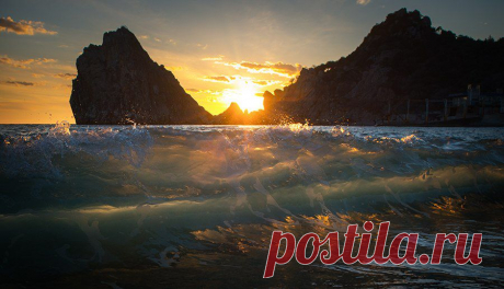 Свет Солнца освещает глубину
Сквозь сотни километров и одну волну
Украина, Крым, Симеиз/