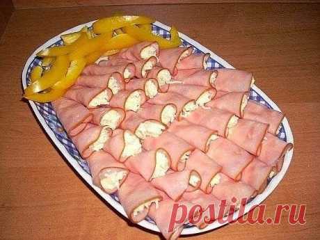 Рулетики из ветчины с сыром и чесноком
