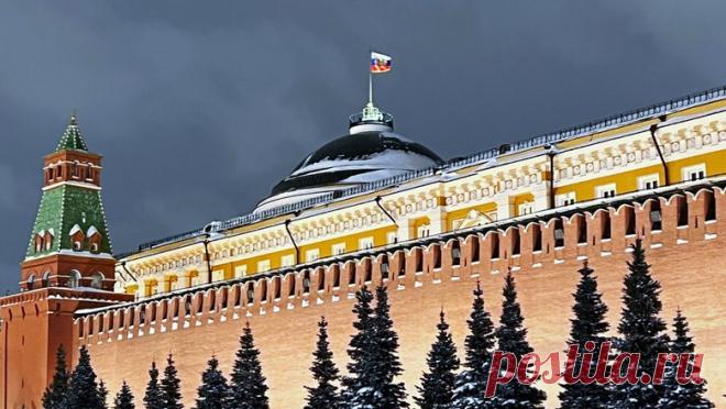 КРЕМЛЁВСКАЯ СТЕНА В МОСКВЕ