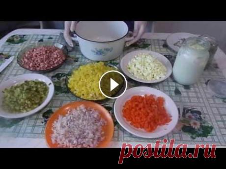 Зимний салат оливье. Быстро и очень вкусно. Режем кубиками по 5 - 6 шт. картофеля и яиц, по 2 шт.средней моркови и маринованных огурцов, 200 - 300 гр.колбасы или мяса, 3 - 4 шт.лука. Все перемеш...