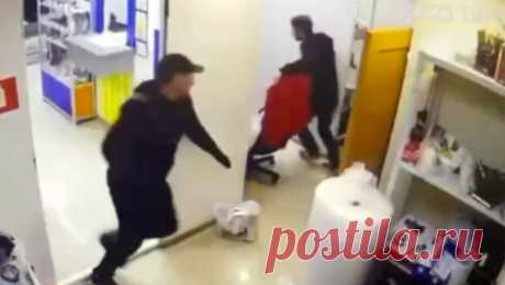 Вооруженное ограбление ломбарда в Краснодаре попало на видео. В Краснодаре ранее судимый местный житель ограбил ломбард, мужчина угрожал работнику заведения ножом. Видео произошедшего публикует Telegram-канал &quot;Типичный Краснодар&quot;. Инцидент произошел в ломбарде по улице Тургенева, ...