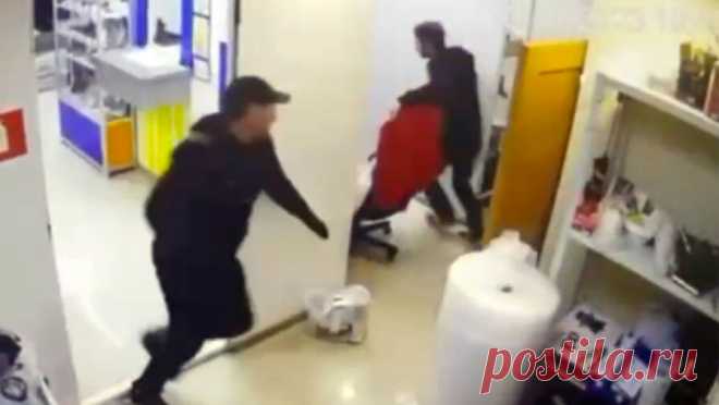 Вооруженное ограбление ломбарда в Краснодаре попало на видео. В Краснодаре ранее судимый местный житель ограбил ломбард, мужчина угрожал работнику заведения ножом. Видео произошедшего публикует Telegram-канал "Типичный Краснодар". Инцидент произошел в ломбарде по улице Тургенева, ...