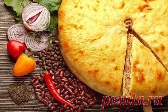 Осетинские пироги с мясом.
Эти пироги очень вкусные: теста мало, и оно мягкое, начинки сочные и насыщенные.
Советую очень-очень хорошо вымесить тесто, чтобы оно было как можно более эластичным, возможно, добавить в тесто чуть больше муки и быть предельно аккуратными и осторожными во время формирования лепешек.
Вам потребуется:
Для теста:
150 мл простокваши или кефира
100 мл воды
50 мл растительного масла
25 г сливочного масла
450 -500 г муки
1/2 ст.л. сахара
1/2 ч.л. соли
1/2 ст.л. сухих акти