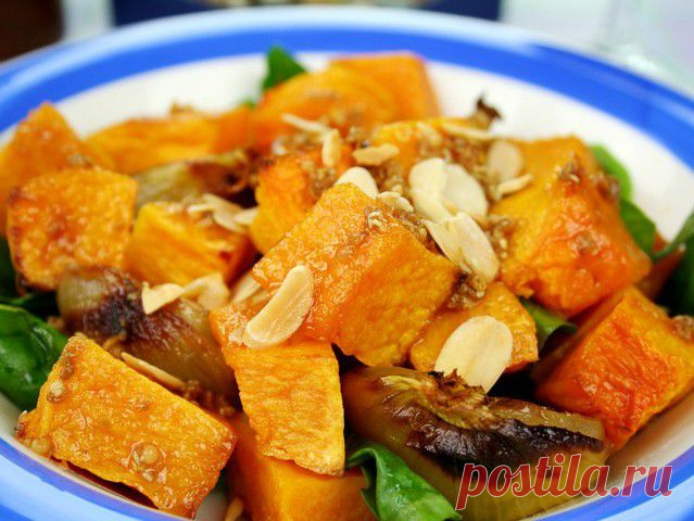 Гуляш из тыквы и курицы
Мясо с трех куриных бедер нарезать кубиками, посолить и посыпать паприкой. Потушить на сковороде, смазанной маслом, 5 минут, добавить 500 г тыквы нарезанной кубиками, 2 большие луковицы и 2 зубчика чеснока (измельченные). Потушить еще 5 минут, добавить 2 стакана овощного бульона, еще 2 зубчика чеснока, лавровый лист, тимьян. Довести до кипения, уменьшить огонь и готовить под закрытой крышкой еще час.