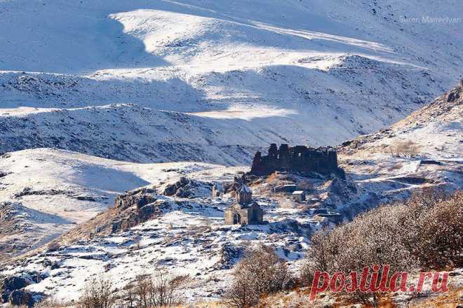 Ամբերդը ձմռանը...💔
Բարի լու՜յս...ԽԱՂԱՂ կիրակի ամենքիս ✝️🙏
Վահրամ Պահլավունու կառուցած եկեղեցին (11-րդ. դ. սկիզբ)։
Միջնադարյան Հայաստանում ձմռանը պատերազմները դադարում էին։
(Լսնկ.՝ Սուրեն Մանվելյան)