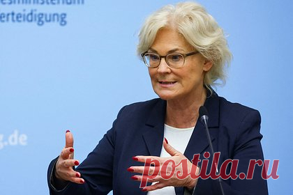 Глава Минобороны Германии попросила Шольца об отставке. Министр обороны ФРГ Кристине Ламбрехт подала заявление об отставке канцлеру страны Олафу Шольцу. Об этом пишет Reuters. Ее просьба прозвучала на фоне растущего скептицизма по поводу способности главы Минобороны «привести немецкую армию в форму» на фоне конфликта на Украине.