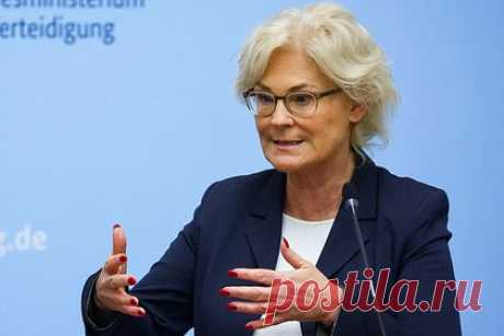 Глава Минобороны Германии попросила Шольца об отставке. Министр обороны ФРГ Кристине Ламбрехт подала заявление об отставке канцлеру страны Олафу Шольцу. Об этом пишет Reuters. Ее просьба прозвучала на фоне растущего скептицизма по поводу способности главы Минобороны «привести немецкую армию в форму» на фоне конфликта на Украине.
