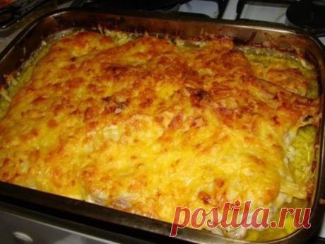 Мясо по-французски в духовке 
Ингредиенты:
мясо – 500 гр. (я беру свиную вырезку – аккуратненький кусочек)
лук – 3 шт.
майонез – 200 гр.
сыр твердый – 200-300 гр.
помидоры – по желанию
соль
перец
зелень – не обязательно
Как приготовить мясо по-французски в духовке:
Мясо нужно нарезать ломтиками по 1 см толщиной и обязательно поперек волокон. Вот такие кусочки должны получиться:
Нарезаем мясо поперек волокон.
Потом каждый кусочек отбить с двух сторон. Старайтесь не прорвать