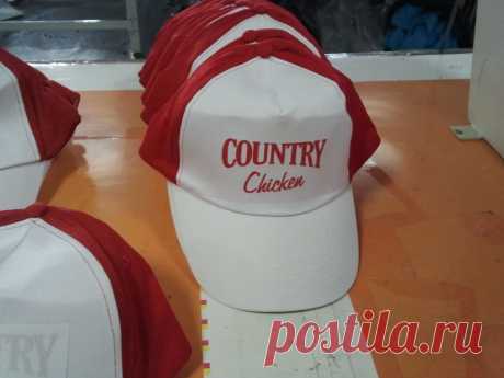Бейсболка с нанесением термотрансфером "Country Chicken". Бейсболка "Arizona" 5-ти панельная, белый/красный металлическая застежка. 100% хлопок 190 г/м2. Цена: 129,00 руб.