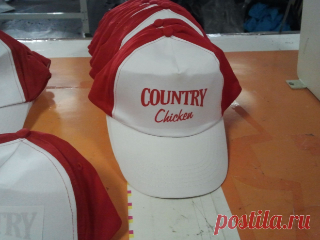 Бейсболка с нанесением термотрансфером "Country Chicken". Бейсболка "Arizona" 5-ти панельная, белый/красный металлическая застежка. 100% хлопок 190 г/м2. Цена: 129,00 руб.