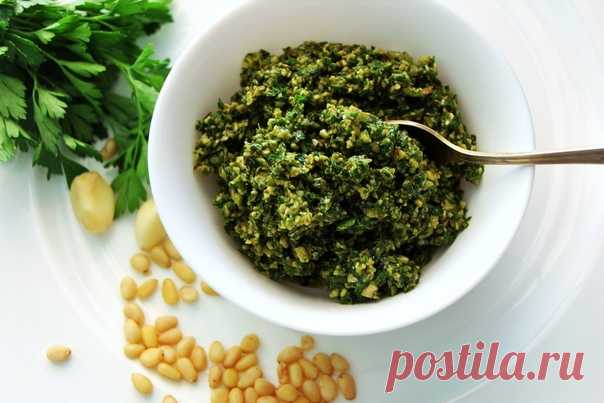 Самый вкусный адаптированный рецепт соуса Песто! Советы как сохранить соус на зиму. Подробнее в статье https://nutsworld.ru/retsepty-s-orehami/sous-pesto-na..