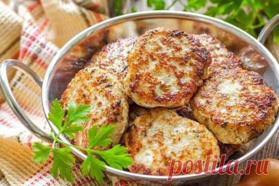 куриные котлетки с беконом и сыром 
Ингредиенты 
крошки из белого хлеба - 70 г 
куриный фарш - 500 г 
бекон, мелко нарезанный - 6 ломтиков 
цедра и сок одного лимона 
листья тимьяна, измельченные - 6 веточек 
тертый пармезан - 3 ст.л. 
соль и свежемолотый черный перец 
Приготовление 
1. Поместить панировочные сухари, куриный фарш и бекон в миску. Натереть лимонную цедру в миску с курицей и беконом, выжать лимон. Посыпать тертым сыром. Приправить небольшим количеством соли и черного перца. Тщат