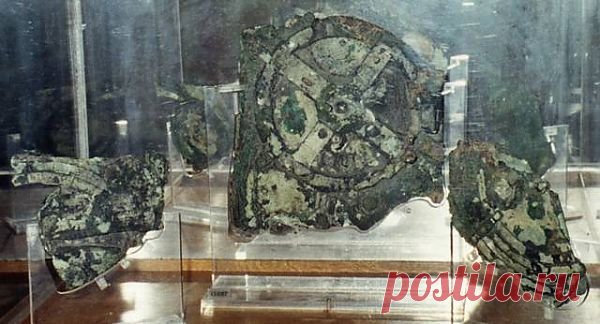Необычные вещи.В 1900 году около греческого острова Антикитера в обломках старинного корабля на глубине 43 метров были найдены заржавевшие детали какого-то устройства, получившего название "механизм из Антикитеры".