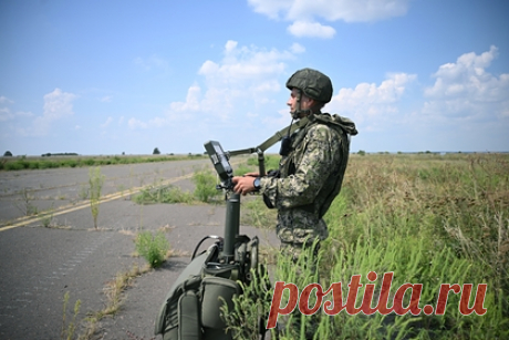 В Вооруженных силах России отчитались об уничтожении мин в аэропорту Мариуполя. С момента взятия под контроль Мариуполя в местном аэропорту уничтожено более 17 тысяч взрывоопасных предметов. Об этом в четверг, 18 августа, журналистам сообщил командир группы разминирования Международного противоминного центра Вооруженных сил (ВС) России с позывным Беркут.