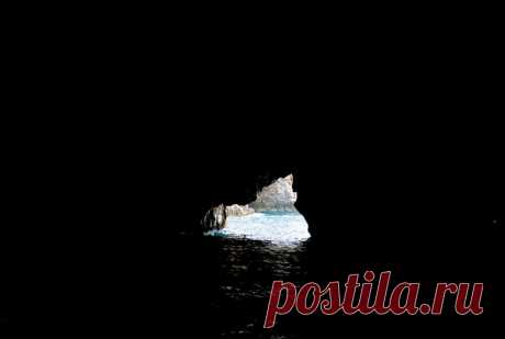 (4) This is 
Entering the this blue cave itself at first seems like a daunting experience – the rock above the entrance is low and as your eyes adjust, everything seems to be cast in extreme darkness. However, after realizing that the cavern is large enough to accommodate several boats, you pass a small bend and realize why this natural wonder is called the Blue Cave – luminous, brilliant blue light wells up from under the water and casts a blue shadow on the grotto’s ceiling above you. You slo