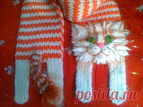 Котик-шарфик для тепла Давно смотрела на работы мастеров живописи - дамы с хорьками-ласками на плечах. А на улице зимой дамы с целыми лисами. Подумала надо связать шарф в виде животного, но все не могла определиться. Год назад на одной выставке в Москве увидела на мужчине (он их продавал): шарф в виде кота (и мышки там тоже были) - решила так и сделать. материал: шерсть двух цветов для шарфа, войлок белый, нитки&hellip;